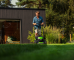 mężczyzna kosi kosiarką greenworks akumulatorową